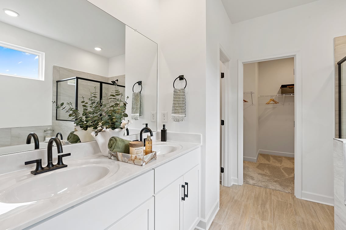 A bathroom with a sink and a mirror.