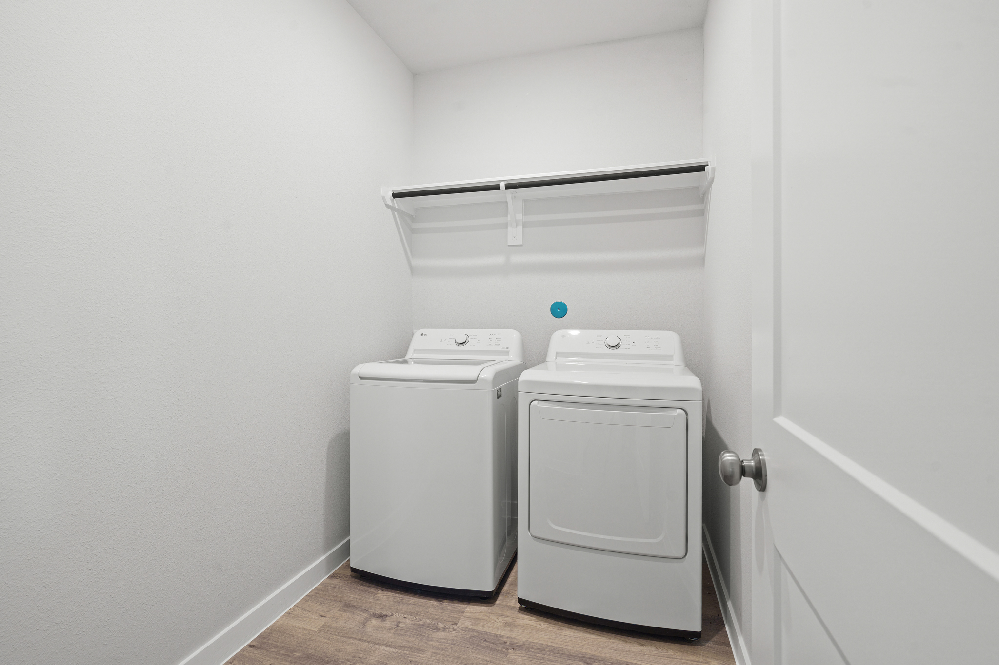 A white washer and dryer.